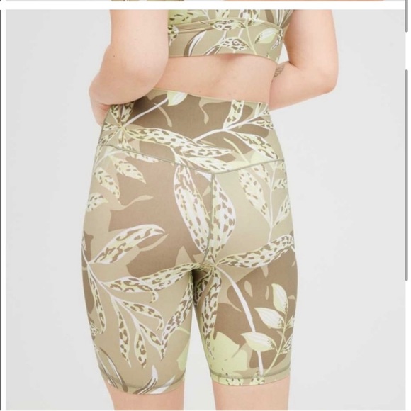 Offline by Aerie Real Me Bike Shorts Keylime Large - Picture 2 of 5